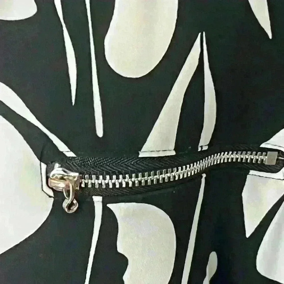 INC International Concepts Black and White Abstract V-Neck Blouse Women’s 2X - Picture 11 of 11